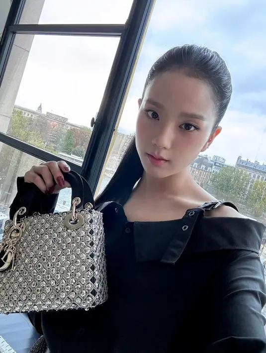 Tanpa kalung, Jisoo memilih mengenakan beberapa anting piercing. Dilengkapi dengan belt hitam, dan Lady Dior bag dengan warna sparkly metallic. [@sooyaaa__]