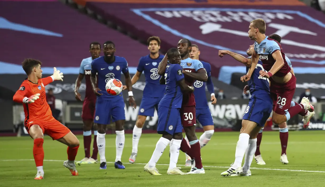 Pemain West Ham United Tomas Soucek mencetak gol lewat sundulan saat menghadapi Chelsea pada pertandingan Premier League di London Stadium, London, Inggris, Rabu (1/7/2020). West Ham United mengalahkan Chelsea 3-2. (Julian Finney/Pool via AP)