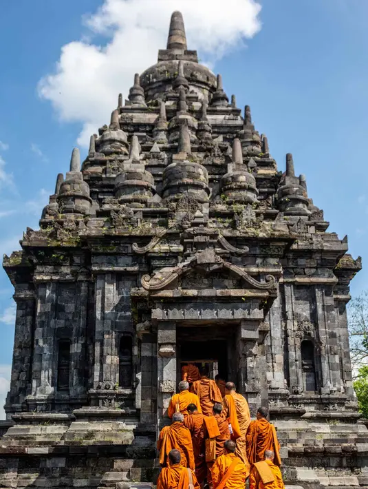 Para biksu Buddha mengunjungi Candi Sewu, bagian dari Kompleks Candi Prambanan yang termasuk dalam Situs Warisan Dunia UNESCO, saat mereka berpartisipasi dalam perjalanan spiritual Indonesia Walk of Peace (IWOP 2026) di Klaten, Jawa Tengah, pada Jumat 29 Mei 2026. Mereka berjalan sejauh 660 kilometer selama 20 hari dari Pulau Bali ke Candi Borobudur di Magelang, Jawa Tengah, untuk merayakan Hari Waisak. (DEVI RAHMAN/AFP)