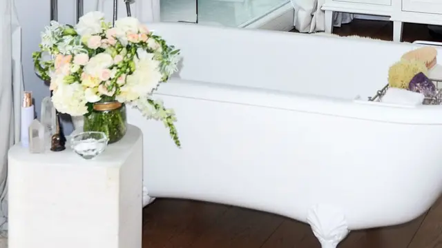 Mengintip Indahnya Kamar Mandi Miranda Kerr