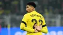 Pemain Borussia Dortmund, Jude Bellingham, saat melawan Augsburg pada laga Bundesliga (22/1/2023). Penyerang Dortmund berusia 19 tahun ini punya harga selangit, yakni 110 juta pounds. Namun besarnya banderol Jude Bellingham justru membuat klub-klub besar semakin gencar mengincar tanda-tangannya. (AFP/Ina Fassbender)