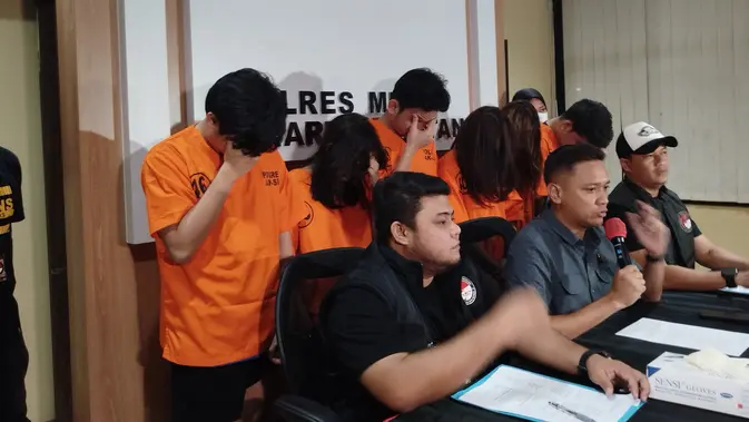 Polres Metro Jakarta Selatan menangkap selebgram Chandrika Chika dan lima orang lainnya terkait kasus penyalahgunaan narkoba jenis ganja cair. (/Ady Anugrahadi)