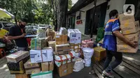 Pegawai jasa ekspedisi mengecek barang yang akan dikirim ke daerah di Pasar Senen, Jakarta Pusat, Selasa (5/5/2020). Jasa pengiriman barang melalui kereta mengalami penurunan sebagai imbas pandemi Covid-19. (Liputan6.com/Faizal Fanani)