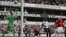 Kiper Manchester United, David de Gea, gagal menghalau bola yang masuk ke gawangnya pada laga lanjutan Premier League, di Stadion White Hart Lane, Minggu (14/5/2017). Tottenham Hotspur meraih kemenangan 2-1. (AP/Frank Augstein)