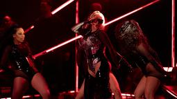 Christina Aguilera berjoget bersama dancer saat tampil dalam konser di Festival Starlite di Marbella, Spanyol (25/7/2022). Penampilan Aguilera pada 25 Juli datang setelah hampir 18 tahun tidak tampil di negara Eropa. (AFP Photo/Jorge Guerrero)