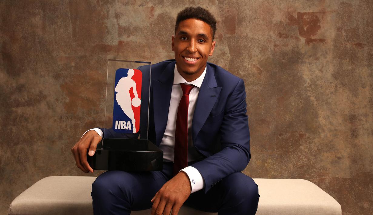 Pebasket Milwaukee Bucks, Malcolm Brogdon, berhasil meraih penghargaan Rookie of the Year pada NBA Awards 2017 di Basketball City, New York, Senin (26/6/2017). (NBAE via Getty Images/Michael J LeBrecht II)
