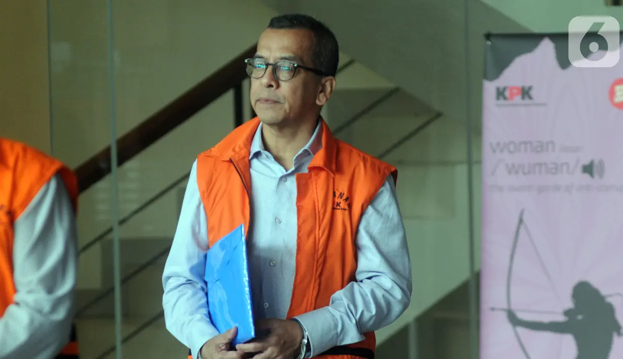 Mantan Dirut PT Garuda Indonesia, Emirsyah Satar usai menjalani pemeriksaan oleh penyidik di Gedung KPK, Jakarta, Kamis (7/11/2019).  Emirsyah Satar diperiksa terkait kasus dugaan suap pengadaan mesin Rolls-Royce PLC asal Inggris untuk pesawat Airbus milik Garuda Indonesia. (merdeka.com/Dwi Narwoko)