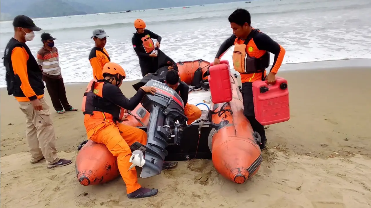Tim Sar Banyuwangi mencari nelayan yang hilang di Rajegwesi. (Hermawan/Liputan6.com)