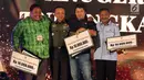 Kasad Jenderal Mulyono bersama rekan media yang menerima penghargaan dalam silaturahmi KSAD dan media di Jakarta, Rabu (21/2). Penghargaan diberikan sebagai apresiasi kontribusi positif media nasional terhadap kemajuan TNI AD. (Liputan6.com/Johan Tallo)