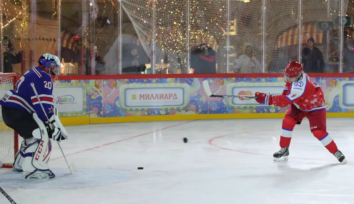 Presiden Rusia Vladimir Putin melakukan pemasanan sebelum mengikuti pertandingan eksihibisi Night Hockey League di gelanggang es di Lapangan Merah, Moskow, Rabu (25/12/2019). Night Hockey  merupakan turnamen berisi gabungan klub dan pemain amatir. (Alexey DRUZHININ/SPUTNIK/AFP)