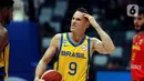 Ekspresi pemain timnas basket Brasil, Marcelinho Huertas saat melawan Spanyol pada penyisihan Grup G FIBA World Cup 2023 di Indonesia Arena, Gelora Bung Karno, Jakarta, Senin (28/8/2023). (Liputan6.com/Helmi Fithriansyah)