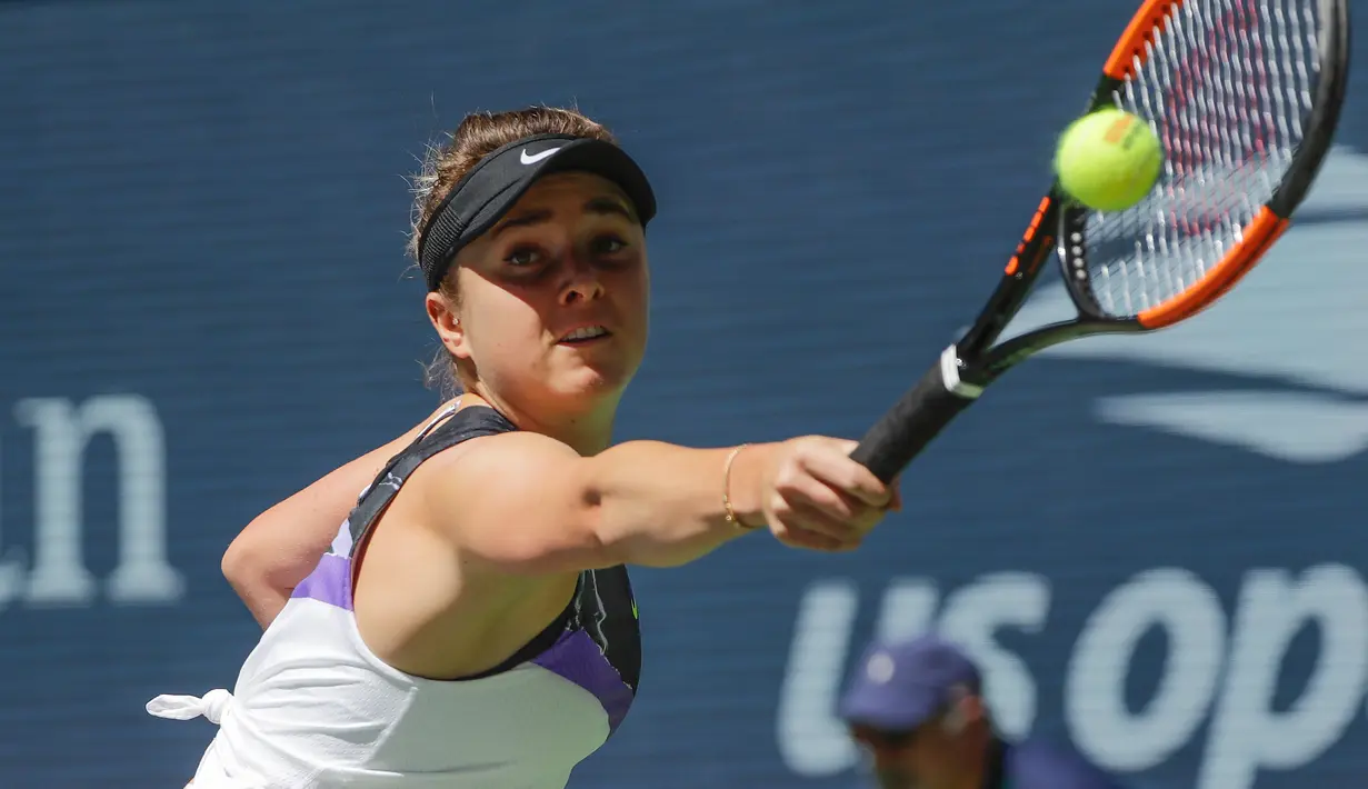 Petenis Ukraina, Elina Svitolina mengembalikan bola ke arah petenis Inggris, Johanna Konta pada perempat final AS Terbuka 2019 di Arthur Ashe Stadium, Selasa (3/9/2019). Elina Svitolina melangkah ke babak semifinal setelah menumbangkan Johanna Konta dengan skor 6-4 dan 6-4. (AP/Frank Franklin II)