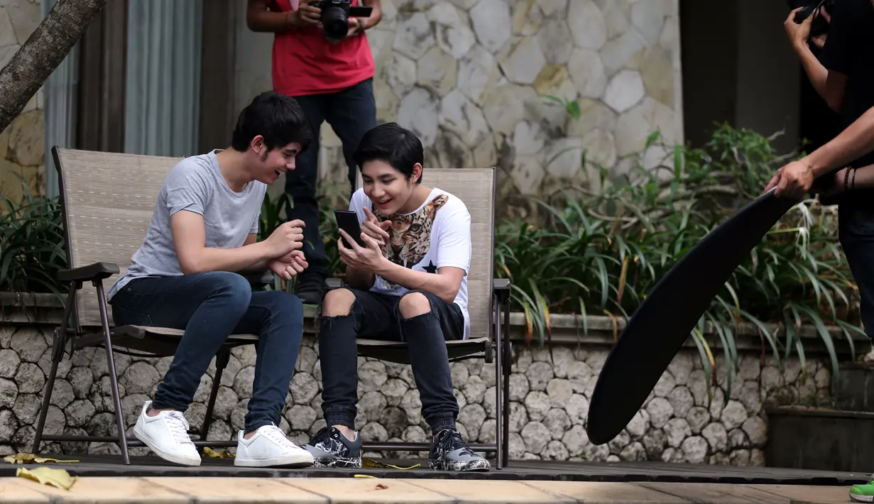 Misalnya, ada adegan yang harusnya keduanya dituntut untuk serius, keduanya malah ketawa. (Adrian Putra/Bintang.com)