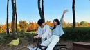 <p>Kim Se Jeong dan Lee Jong Won juga tampak akrab di lokasi syuting. Mereka terlihat sangat kompak dan berteman baik. (Foto: Instagram/ clean_0828)</p>