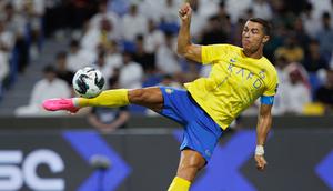 Pemain Al-Nassr, Cristiano Ronaldo berusaha mencetak gol ke gawang Al-Shabab pada laga Grup C Piala AFC 2023 di King Fahd Stadium, Taif, Arab Saudi, 28 Juli 2023. (AFP)