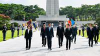 Presiden Joko Widodo atau Jokowo mengunjungi Taman Makam Nasional di Seoul, Korea Selatan, Kamis (28/7/2022).(Biro Pers/Setpres)