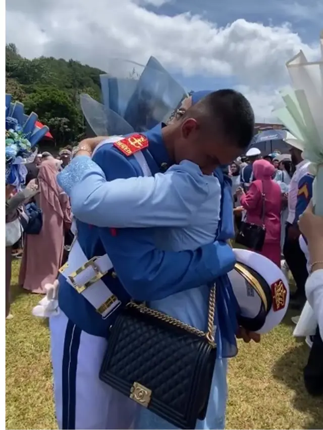 6 Potret Dhofin Anak Ibnu Jamil Wisuda Prajurit Taruna Akmil, Penuh Bangga