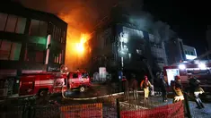 Petugas pemadam kebakaran berusaha memadamkan api yang melahap sebuah pusat kebugaran di kota Jecheon, Korea Selatan (Korsel), Kamis (21/12). Kebakaran besar itu menewaskan 29 orang dan menyebabkan puluhan lain terluka. (Kim Hyung-woo/Yonhap via AP)