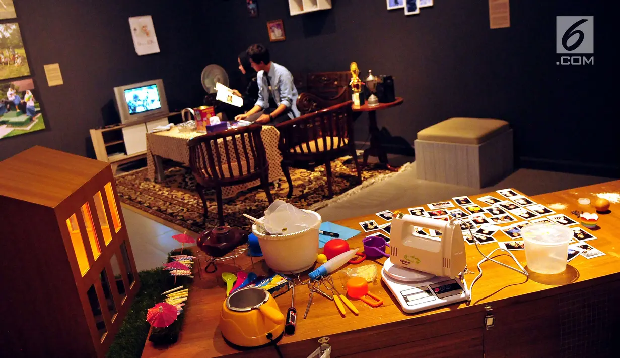 Karya dalam pameran seni rupa Resipro(vo)kasi bertajuk "Praktik Seni Rupa Terlibat di Indonesia Pascareformasi" di Galeri Nasional Indonesia, Sabtu (7/10). Pameran yang menampilkan 10 karya ini dihelat hingga 19 Oktober 2017. (Liputan6.com/Helmi Afandi)