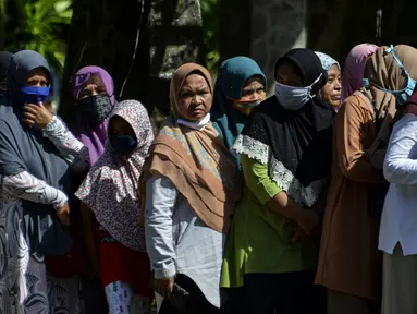 Antrean warga saat hendak membeli sembako murah di Banda Aceh, Aceh, Kamis (14/5/2020). Di tengah pandemi virus corona COVID-19, hadirnya penjualan sembako murah sangat membantu sebagian warga untuk memenuhi kebutuhan hidup. (CHAIDEER MAHYUDDIN/AFP)