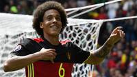 Gelandang Belgia, Axel Witsel, merayakan gol yang dicetaknya ke gawang Irlandia pada laga Piala Eropa di Stadion Matmut Atlantique, Prancis, Sabtu (18/6/2016). (AFP/Georges Gobet)