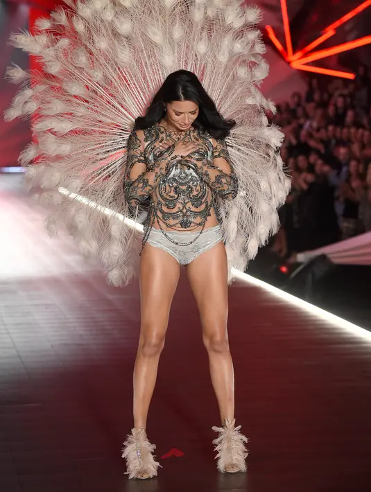 Model asal Brasil, Adriana Lima menunjukkan gestur salam perpisahan sembari menitikan air di atas catwalk selama Victoria's Secret Fashion Show 2018 di Pier 94 di New York (8/11). (AP Photo/Evan Agostini)