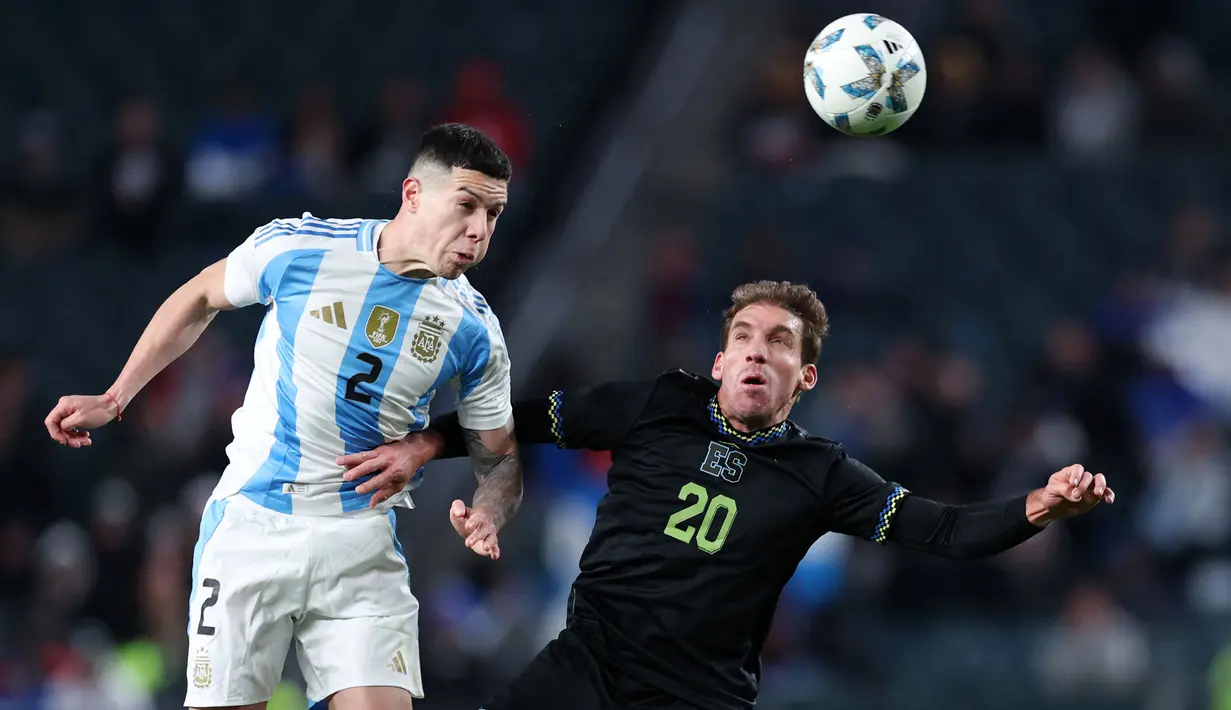 Pemain Argentina, Nehuen Perez (kiri) berduel udara dengan pemain El Savador, Pablo Punyed pada laga FIFA Matchday melawan El Savador yang berlangsung di Lincoln Financial Field, Philadelphia, Amerika Serikat, Sabtu (23/03/2024) WIB. La Albiceleste menang dengan skor 3-0. (AFP/Charly Triballeau)