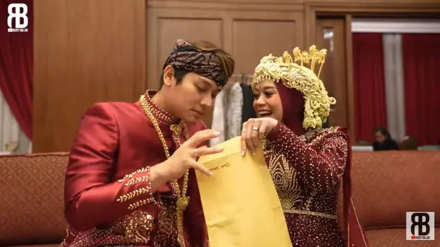 Lesti Kejora dan Rizky Billar melihat isi amplop kado pernikahan