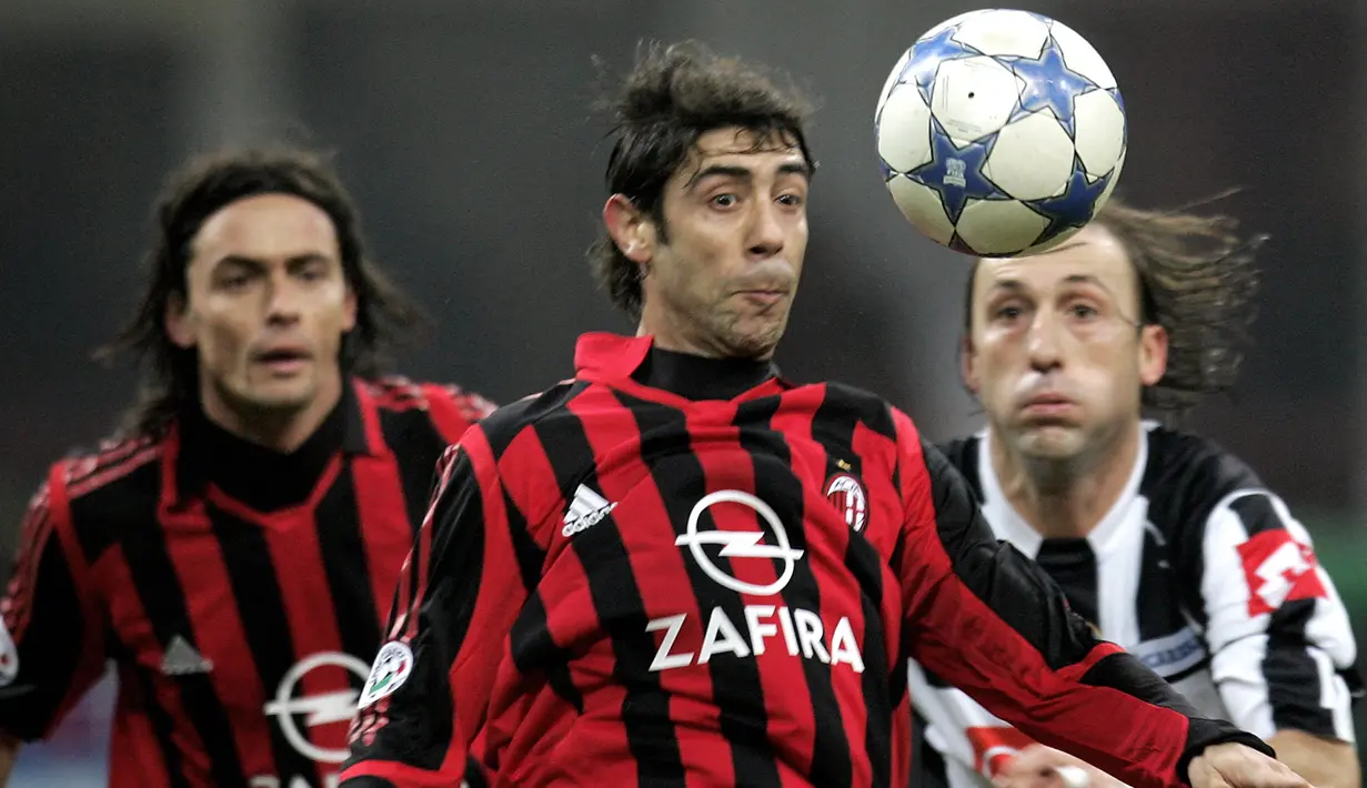 Hingga kini belum ada pemain Portugal yang mampu melewati capaian jumlah penampilan Rui Costa di Serie A Liga Italia. Gelandang serang yang telah pensiun pada Juli 2008 bersama Benfica ini total tampil dalam 339 laga di Serie A bersama dua klub, Fiorentina dan AC Milan. Dalam rentang 12 musim bersama keduanya, 1994/1995 hingga 2005/2006 ia mampu mencetak 42 gol dan 57 assist. Bersama Fiorentina ia mengoleksi dua gelar Coppa Italia dan satu trofi Supercoppa Italiana. Sementara bersama AC Milan ia mampu mengoleksi masing-masing satu gelar Serie A, Coppa Italia dan Supercoppa Italiana. (AFP/Filippo Monteforte)