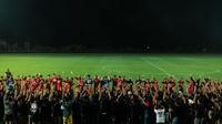 Suporter memenuhi sesi latihan di Bali United Training Center jelang menghadapi Persija Jakarta dalam pekan ke-30 BRI Liga 1 2023/2024 di Stadion Kapten I Wayan Dipta pada Sabtu malam (30/3/2024). (Bola.com/Alit Binawan)