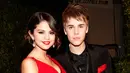 "Keluarga dan teman-teman Justin tak hanya menyukai Selena. Mereka juga menyukai apa yang ia lakukan untuk Justin. Saat Justin kehilangan kendali, Selena bisa bicara dan membuatnya tenang," ujar sumber. (HelloGiggles)