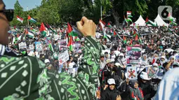 Tampak sejumlah massa yang telah memadati kawasan gedung Kedubes AS sejak pagi tadi kompak menyuarakan pembebasan Palestina. (Liputan6.com/Faizal Fanani)