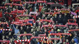 Suporter Liverpool memberikan dukungan saat klub kesayangannya melawan Spartak Moskow pada laga Liga Champions di Stadion Anfield, Liverpool, Rabu (6/12/2017). Liverpool menang 7-0 atas Spartak. (AP/Rui Vieira)