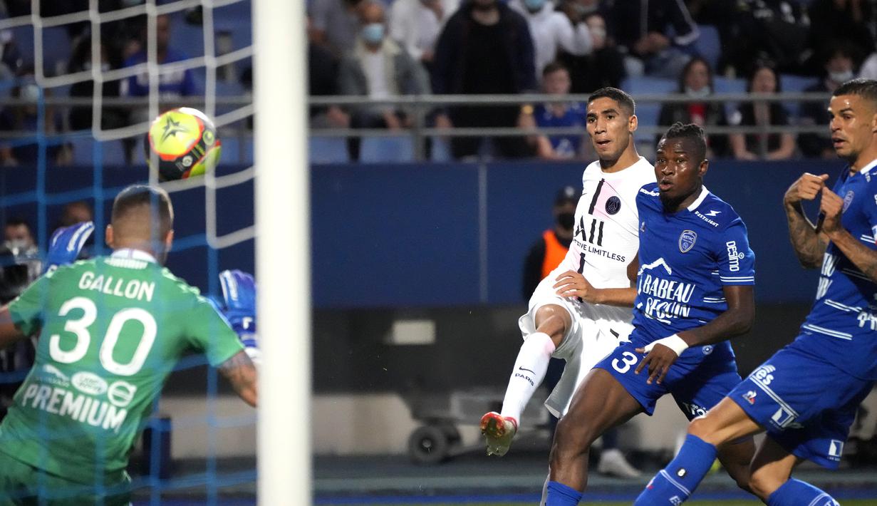 Usai tertinggal, PSG tidak butuh waktu lama untuk menyamakan kedudukan. Di menit ke-19, rekrutan anyar PSG, Achraf Hakimi mampu menjebol gawang Troyes melalui sepakan voli usai menerima umpan terukur Ander Herrera. (Foto: AFP/Francois Nascimbeni)