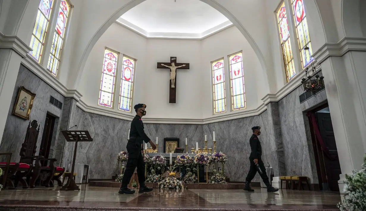 Polisi antiteror melakukan pemeriksaan keamanan di sebuah gereja di Surabaya, Jawa Timur, Sabtu (24/12/2022). Pengamanan dilakukan di sejumlah gereja di berbagai wilayah guna menciptakan rasa aman dan khidmat bagi warga yang akan melangsungkan ibadah malam Natal. (JUNI KRISWANTO/AFP)