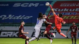 di menit 66, Fortes bisa memecah kebuntuan. Bermula dari tendangan bebas pemain Arema, bola sempat ditepis kiper Borneo FC, Gianluca Pandeynuwu. (Bola.com/Bagaskara Lazuardi)