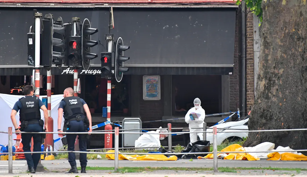 Polisi melakukan penyelidikan di lokasi penembakan di Liege, Belgia (29/5). Pelaku awalnya menusuk kedua polisi dari belakang menggunakan pisau lalu merampas pistol mereka dan menembak kedua polisi serta seorang pejalan kaki. (AP/Geert Vanden Wijngaert)