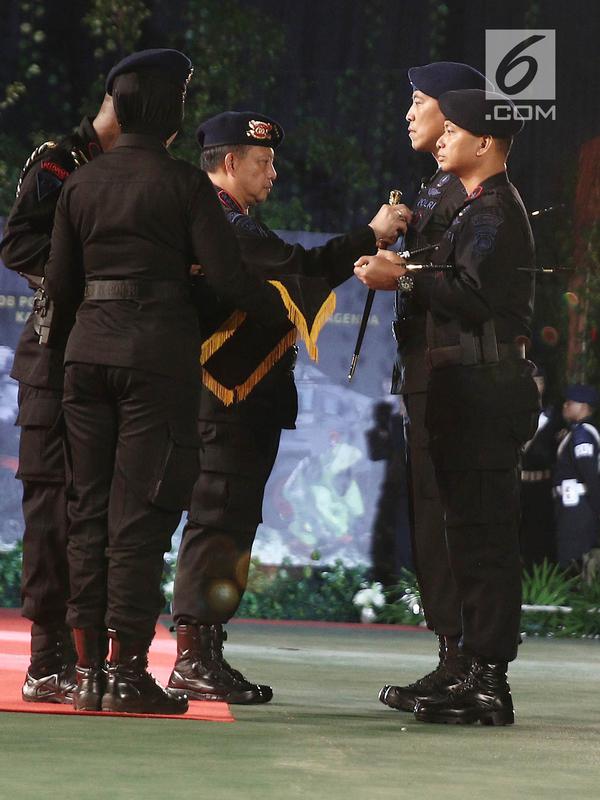 Kapolri Jenderal Tito Karnavian memberikan penghargaan kepada anggota brimob di Jambi saat HUT Korps Brimob ke-73 di Mako Brimob Polri, Kelapa Dua, Depok, Jawa Barat (14/11). (Liputan6.com/Herman Zakharia)