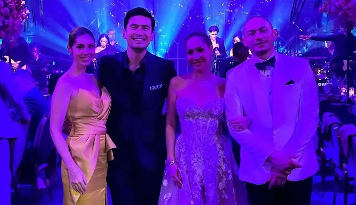 Christian Bautista tampak hadir menjadi salah satu bagian dari kebahagiaan BCL dan Tiko Aryawardhana. Penyanyi asal Filipina itu menyaksikan secara langsung prosesi akad nikah yang digelar di sebuah resort mewah di Pulau Dewata. Tidak datang sendiri, Christian menggandeng sang istri, Kat Ramnani. (Liputan6.com/IG/@xtianbautista)