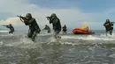 Aksi Pasukan Komando TNI saat latihan anti-teror di Pantai Kajhu, Banda Aceh, (22/11). Latihan untuk mengantisipasi kemungkinan tindakan teror dan penyerangan oleh ISIS yang dalam setahun terakhir terjadi di Tanah Air. (AFP PHOTO/Chaideer Mahyuddin)
