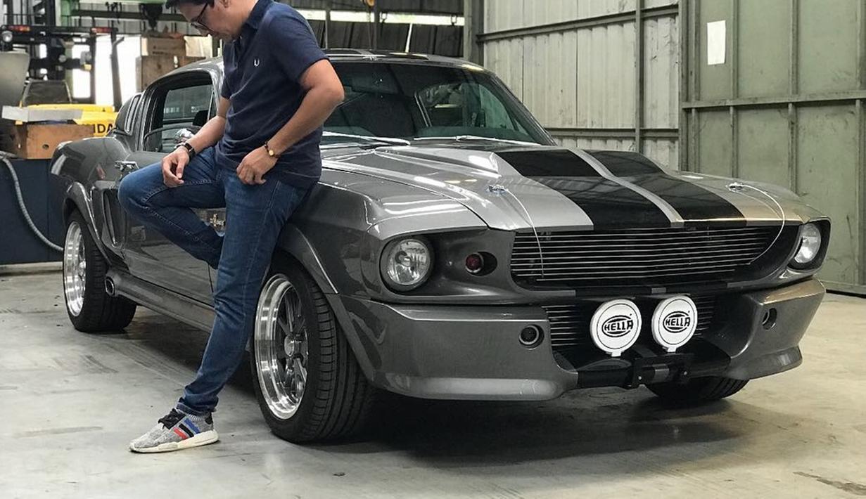  FOTO  Gaya Andre Taulany Bersama Mobil  Mewah  dan  Antik  