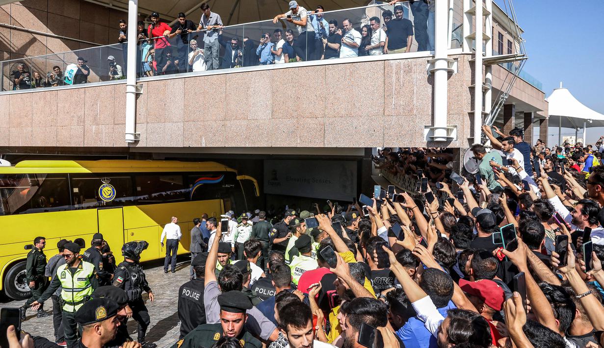 Sejumlah masyarakat Tehran menyambut kedatangannya tim Al-Nassr menjelang laga Liga Champions Asia 2023 melawan Persepolis FC, Selasa (19/09/2023). (AFP/Payam Parsae)