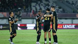 Egy Maulana Vikri, Nick Kuipers, dan Privat Mbarga memberikan selamat kepada Rafael Struick yang mencetak gol pertamanya bagi Dewa United dalam laga melawan Shan United di Indomilk Arena, Tangerang, Sabtu (1/11/2025). (Bola.com/M. Iqbal Ichsan)