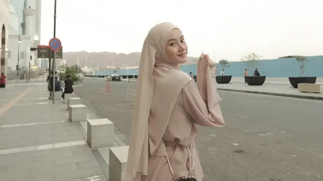 Jalani Umrah saat Ramadan, Gaya Dinda Hauw dan Rey Mbayang Buka Puasa di Madinah