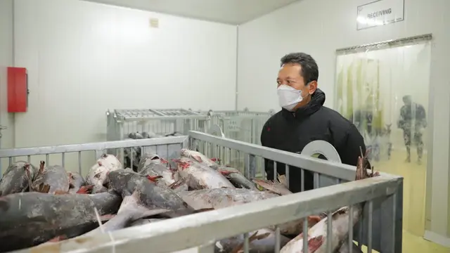 Menteri Kelautan dan Perikanan Sakti Wahyu Trenggono meresmikan cold storage berkapasitas 300 ton di Indramayu