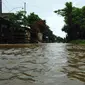 Akibat banjir, Jalan Raya Tahunan di Kecamatan Tahunan, Kabupaten Jepara, Jawa Tengah juga terendam, Rabu (11/2/2015). (Liputan6.com/Edhie Prayitno Ige) 