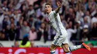 Cristiano Ronaldo (CR7) mencetak tiga gol kemenangan Real Madrid atas Atletico Madrid pada leg pertama semifinal Liga Champions, di Santiago Bernabeu, Selasa (2/5). Hasil ini membuat peluang Madrid lolos ke final terbuka lebar. (AFP Photo)