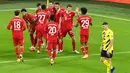 Para pemain Bayern Munchen merayakan gol yang dicetak oleh Robert Lewandowski ke gawang Borussia Dortmund pada laga Bundesliga di Stadion Signal Iduna Park, Sabtu (7/11/2020). Bayern menang dengan skor 3-2. (AP Photo/Martin Meissner, Pool)