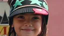 Pakai topi sembari pamer senyum, senyuman manis Haico Van der Veken kecil ini bikin pangling. Kini jadi artis Indonesia populer, aura bintang Haico Van der Veken sudah terlihat sejak kecil. Cantik sejak kecil, warganet sebut jika bintang film Kain Kafan Hitam punya kecantikan yang awet. Selain paras dan senyumannya, ekspresi wajah manis Haico ini juga dipuji menyenangkan. (Liputan6.com/IG/@haicovers.ofc)