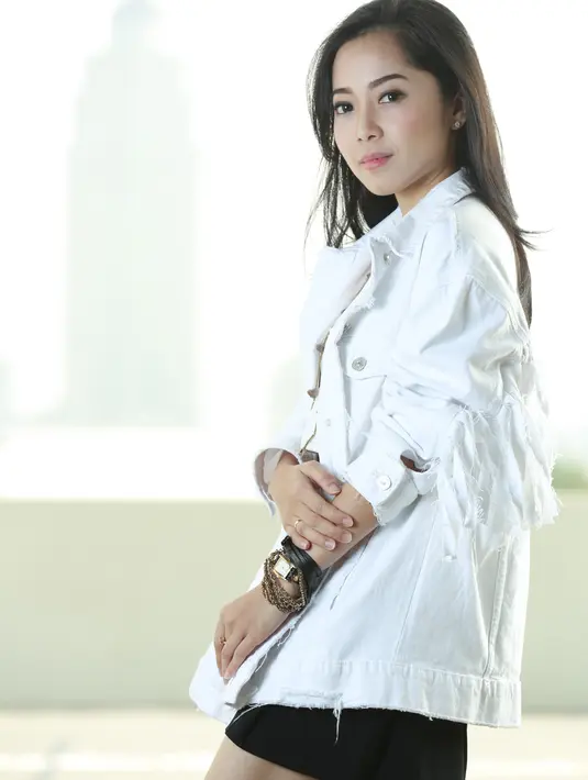 Demi peran pembuatan web series bersama sutradara Nia Dianata, Karina Salim harus tampil dengan mengenakan hijab. Ia berperan sebagai Ema, wanita pendiam yang takut dengan laki-laki. (Febio Hernanto/Bintang.com)